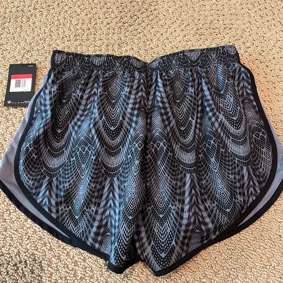 NIKE SHORTS NEW WITH TAGS - Picture 2 of 2